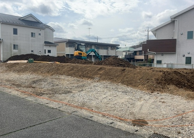 【前面道路含む現地写真】 | 道幅が広い場所は日当たりや風通が良好です。幅が広いのですれ違いも可能ですし大きな車でも駐車可能！一方で、大型車が通ることも多くなるため交通量の増加により騒音に繋がります。また土地の値段が高くなります。