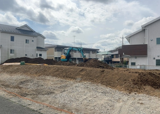 【外観】 | 現在は更地となっています。現地をご見学に行く際は、道路の幅や周辺の交通量、施設などをご確認頂くことをおすすめします！ある程度イメージをつけたいという場合は、同売主の施工事例や完成パースもお見せします。