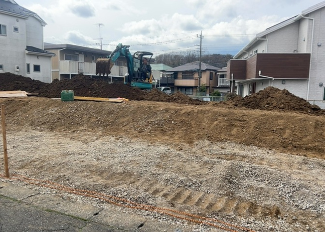 【庭】 | 庭のある家に住むことのメリットとして、子どもたちの遊び場を確保できること、ガーデニングや家庭菜園を楽しめること、明るさを確保できることがあります。また、配置を工夫することでプライバシーが確保できます。