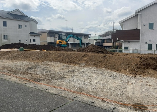 【前面道路含む現地写真】 | 住宅用の土地では前面道路に2m以上接していなければならないと法律で定められています。しかし、お持ちの車のサイズやライフスタイルなどにより、2mでは利便が悪い場合もございますので、事前に確認しましょう。
