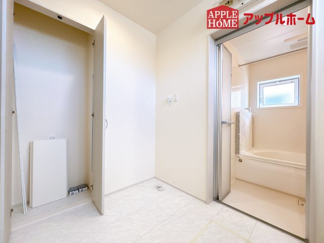 [新築住宅] 坂戸市花影町 2期 全5棟のランドリースペース|白を基調とした清潔感のある快適空間です。毎日の身支度も気持ち良くお使い頂けます！！