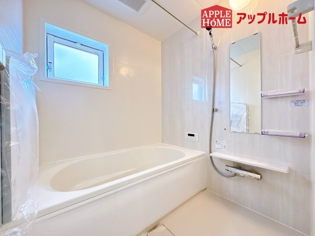 [新築住宅] 坂戸市花影町 2期 全5棟の浴室|窓付きのバスルームは、採光もあり明るく気持ちの良い空間です。窓があることで、換気環境も良好。掃除もスムーズに出来ます
