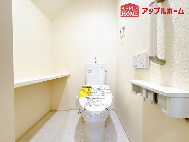 [新築住宅] 坂戸市花影町 2期 全5棟のトイレ|白を基調とした清潔感のある明るい空間。温水洗浄便座付きで、毎日快適・清潔に使用できます。操作しやすい壁面リモコンを採用しています。