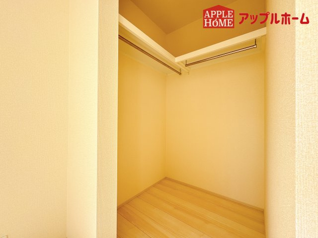 [新築住宅] 坂戸市花影町 2期 全5棟の収納|お洋服を大切にされる方に大変喜ばれる、ウォークインクローゼット。お洋服以外にも掃除機やスーツケースなどを一箇所に集約できるのは魅力ですね！扉が一箇所ですので、お部屋の見た目にもスッキリ！