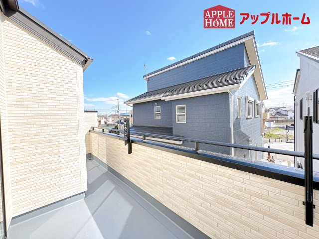 [新築住宅] 坂戸市花影町 2期 全5棟のバルコニー|家族分の洗濯物もしっかり干せます。日当たりも良く、毎日のお洗濯が楽しくなりそう♪お布団は手軽に干せていつもポカポカに☆