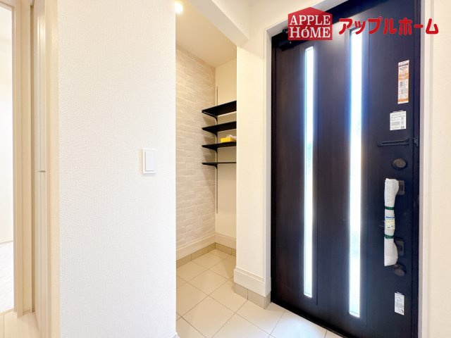 [新築住宅] 坂戸市花影町 2期 全5棟の玄関|住まう人も来客も入った時にワクワクさせてくれるオシャレな玄関♪収納もたっぷりあるので、靴がたくさんあっても安心！