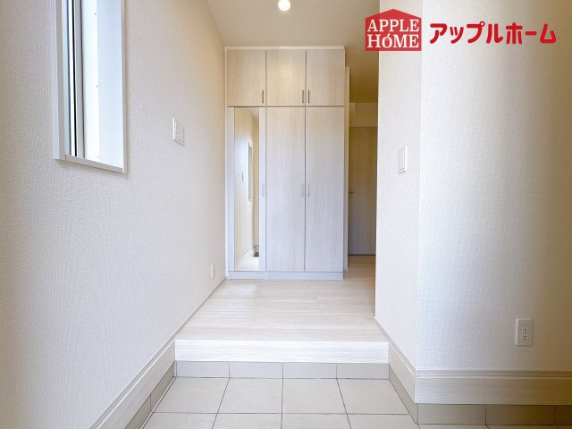 [新築住宅] 坂戸市花影町 2期 全5棟の玄関|明るく清潔感のある玄関でお客様を迎えるスペースをパッと明るい印象に！大容量の収納力で大家族の履物もすっきり収納できます♪