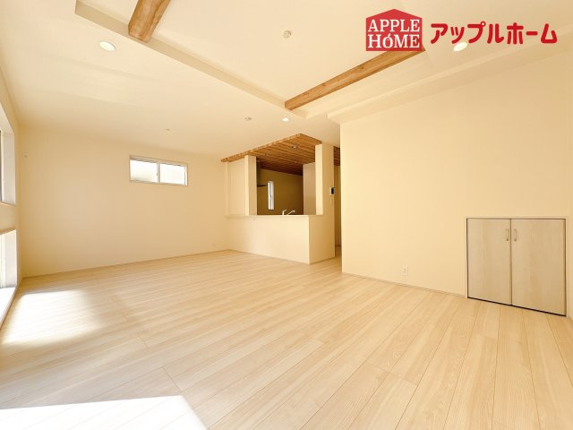 [新築住宅] 坂戸市花影町 2期 全5棟の居間・リビング|窓から差し込む光で家族を温かく包み込みます。明るいリビングで子育てする喜びを☆いつでも見学可能です！