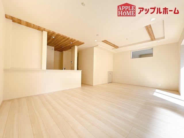[新築住宅] 坂戸市花影町 2期 全5棟の居間・リビング|広々リビング×対面キッチンで家族の会話も弾みます♪家族団らんの秘訣は間取りにあり☆夢のマイホームを一緒に叶えましょう！