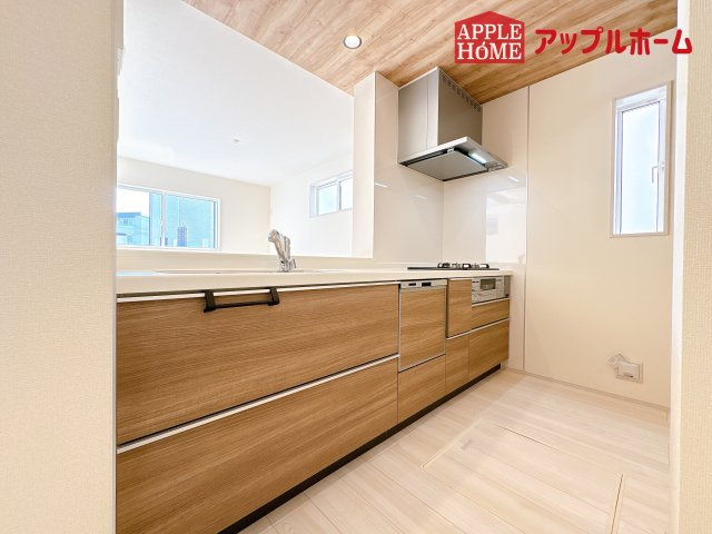 [新築住宅] 坂戸市花影町 2期 全5棟のキッチン|見栄えもよくお手入れもスムーズに出来ます。豊富な収納力もございますので、キッチンスペースをスッキリとお使い頂けそうです。