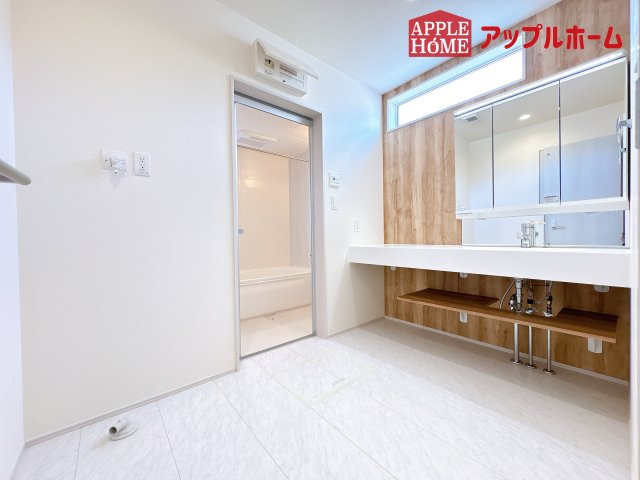 [新築住宅] 坂戸市花影町 2期 全5棟の独立洗面台|ゆとりの洗面スペースで朝の身支度も快適スムーズに。３面鏡で髪のセットやお化粧もストレスなくこなせ、朝から気分良く通勤通学に向かえそうですね！鏡の裏にはたっぷりと収納スペースを標準装備