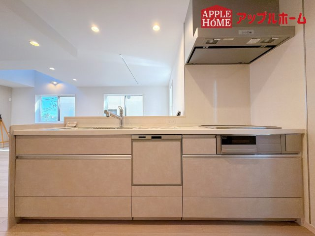 [中古住宅] さいたま市中央区鈴谷のキッチン|見栄えもよくお手入れもスムーズに出来ます。豊富な収納力もございますので、キッチンスペースをスッキリとお使い頂けそうです。