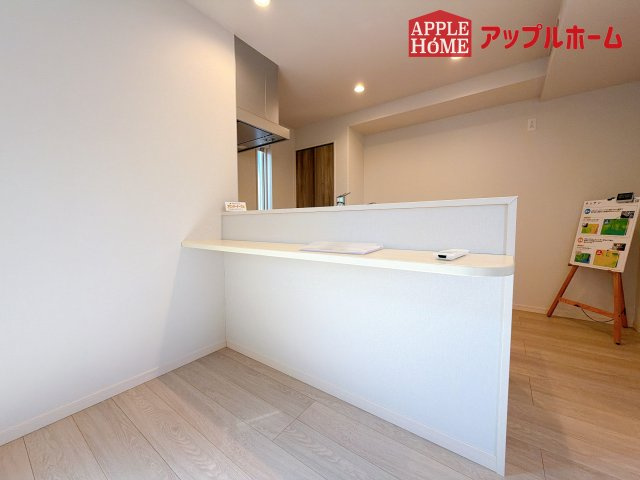 [中古住宅] さいたま市中央区鈴谷のキッチン|対面式キッチンは、家族のコミュニケーションを育み、子育て家族にも好適なプラン！リビングで寛ぐご家族をいつも感じられます♪会話を楽しみながら家事ができ、小さいお子様がいても安心です！