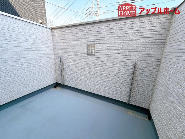 [中古住宅] さいたま市中央区鈴谷のバルコニー|家族分の洗濯物もしっかり干せます。日当たりも良く、毎日のお洗濯が楽しくなりそう♪お布団は手軽に干せていつもポカポカに☆