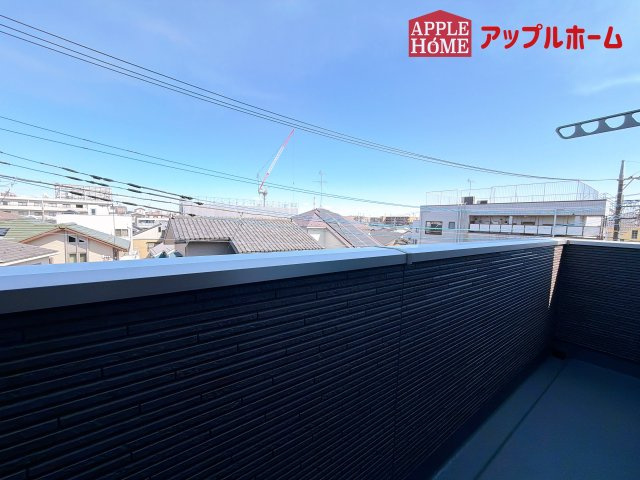 [中古住宅] さいたま市中央区鈴谷のバルコニー|家族分の洗濯物もしっかり干せます。日当たりも良く、毎日のお洗濯が楽しくなりそう♪お布団は手軽に干せていつもポカポカに☆