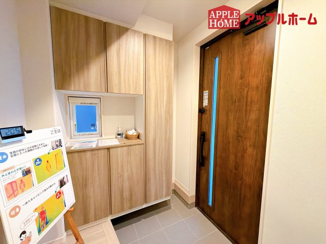 [中古住宅] さいたま市中央区鈴谷の玄関|住まう人も来客も入った時にワクワクさせてくれるオシャレな玄関♪収納もたっぷりあるので、靴がたくさんあっても安心！