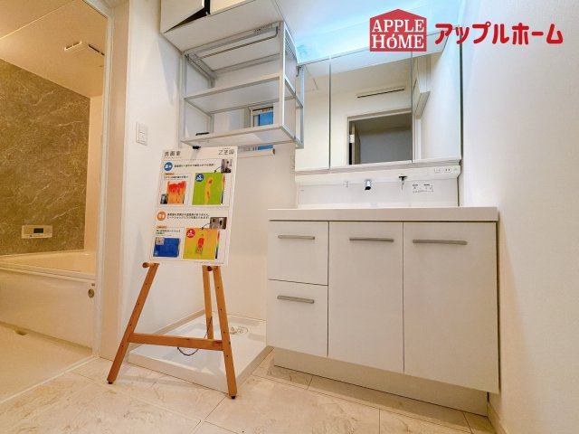 [中古住宅] さいたま市中央区鈴谷の独立洗面台|ゆとりの洗面スペースで朝の身支度も快適スムーズに。３面鏡で髪のセットやお化粧もストレスなくこなせ、朝から気分良く通勤通学に向かえそうですね！鏡の裏にはたっぷりと収納スペースを標準装備