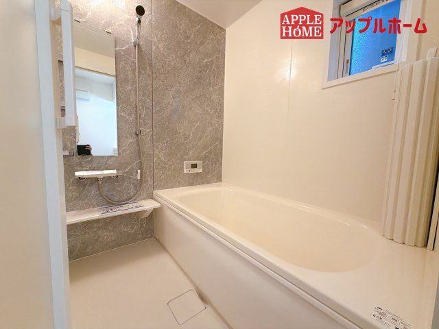 [中古住宅] さいたま市中央区鈴谷の浴室|窓付きのバスルームは、採光もあり明るく気持ちの良い空間です。窓があることで、換気環境も良好。掃除もスムーズに出来ます