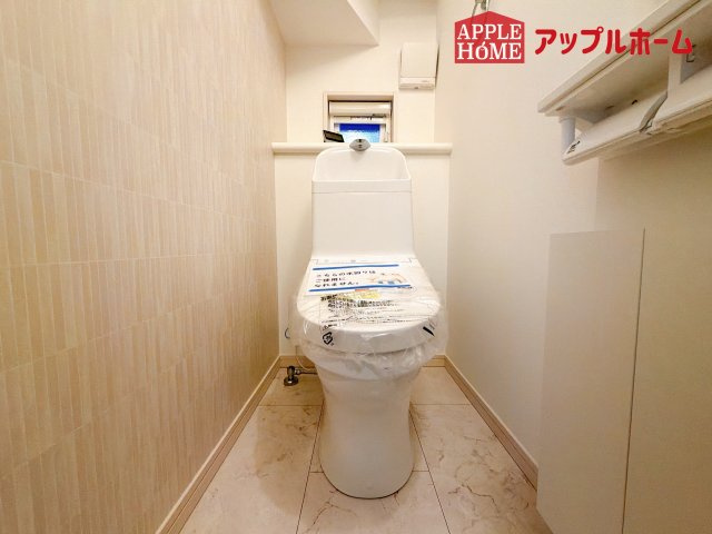 [中古住宅] さいたま市中央区鈴谷のトイレ|白を基調とした清潔感のある明るい空間。温水洗浄便座付きで、毎日快適・清潔に使用できます。操作しやすい壁面リモコンを採用しています。