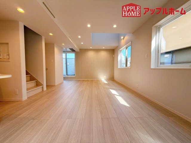 [中古住宅] さいたま市中央区鈴谷の居間・リビング|窓から差し込む光で家族を温かく包み込みます。明るいリビングで子育てする喜びを☆いつでも見学可能です！