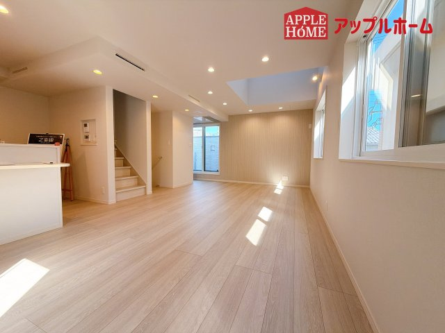 [中古住宅] さいたま市中央区鈴谷の居間・リビング|広々リビング×対面キッチンで家族の会話も弾みます♪家族団らんの秘訣は間取りにあり☆夢のマイホームを一緒に叶えましょう！