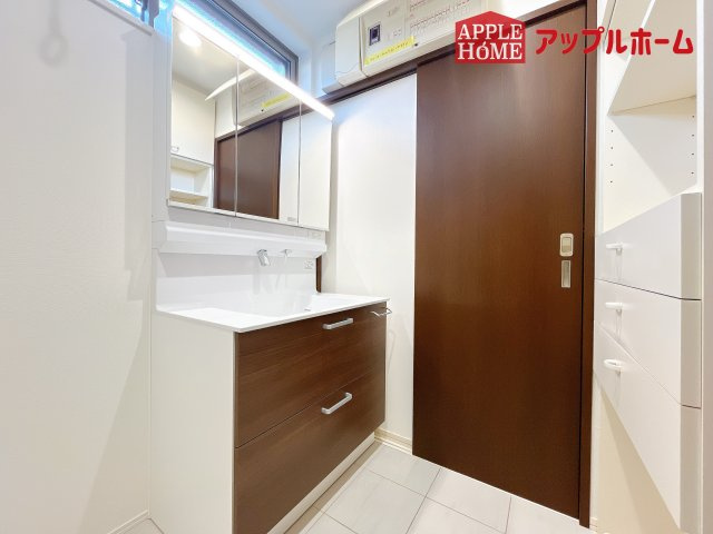 [中古住宅] さいたま市中央区大戸3丁目の独立洗面台|ゆとりの洗面スペースで朝の身支度も快適スムーズに。３面鏡で髪のセットやお化粧もストレスなくこなせ、朝から気分良く通勤通学に向かえそうですね！鏡の裏にはたっぷりと収納スペースを標準装備