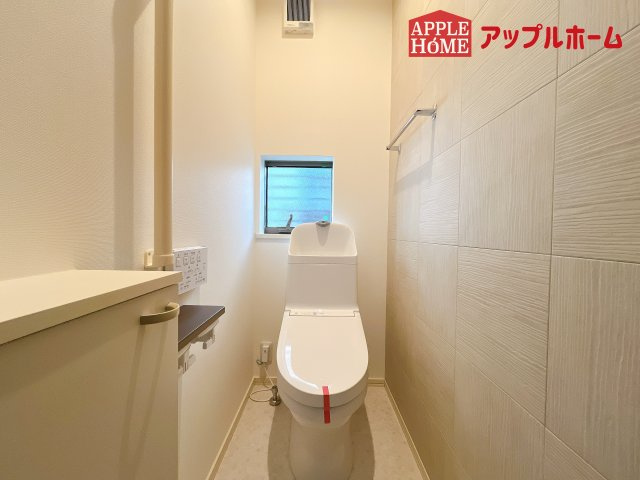 [中古住宅] さいたま市中央区大戸3丁目のトイレ|白を基調とした清潔感のある明るい空間。温水洗浄便座付きで、毎日快適・清潔に使用できます。操作しやすい壁面リモコンを採用しています。