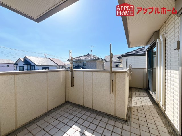 [中古住宅] さいたま市中央区大戸3丁目のバルコニー|奥行を広めに取ったバルコニー♪家族分の洗濯物もしっかり干せます。日当たりも良く、毎日のお洗濯が楽しくなりそう♪