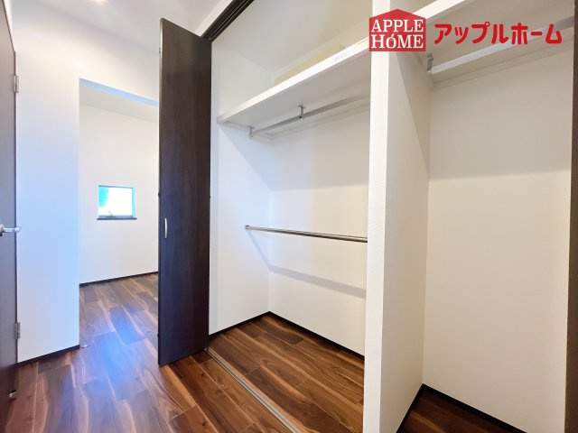 [中古住宅] さいたま市中央区大戸3丁目の収納|お洋服を大切にされる方に大変喜ばれる、ウォークインクローゼット。お洋服以外にも掃除機やスーツケースなどを一箇所に集約できるのは魅力ですね！扉が一箇所ですので、お部屋の見た目にもスッキリ！