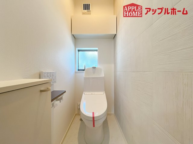 [中古住宅] さいたま市中央区大戸3丁目のトイレ|白を基調とした清潔感のある明るい空間。温水洗浄便座付きで、毎日快適・清潔に使用できます。操作しやすい壁面リモコンを採用しています。