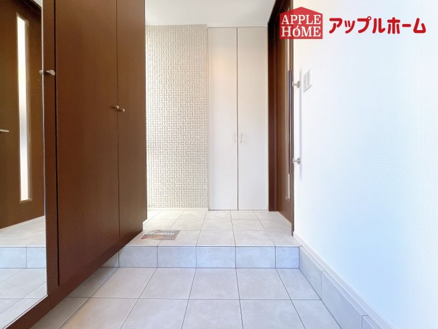 [中古住宅] さいたま市中央区大戸3丁目の玄関|住まう人も来客も入った時にワクワクさせてくれるオシャレな玄関♪収納もたっぷりあるので、靴がたくさんあっても安心！