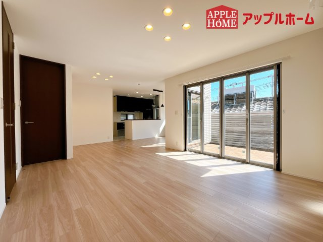 [中古住宅] さいたま市中央区大戸3丁目の居間・リビング|広々リビング×対面キッチンで家族の会話も弾みます♪家族団らんの秘訣は間取りにあり☆夢のマイホームを一緒に叶えましょう！