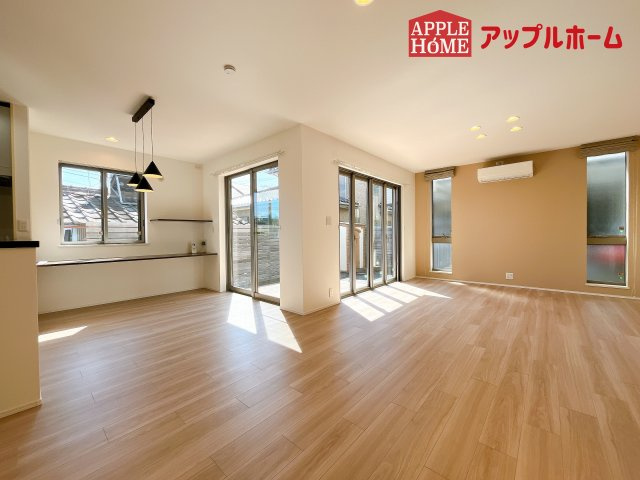 [中古住宅] さいたま市中央区大戸3丁目の居間・リビング|窓から差し込む光で家族を温かく包み込みます。明るいリビングで子育てする喜びを☆いつでも見学可能です！