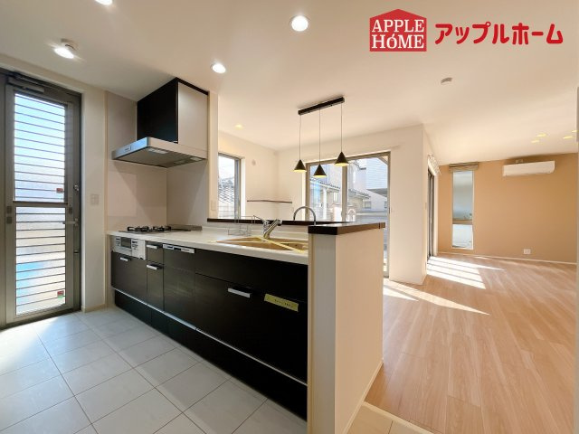 [中古住宅] さいたま市中央区大戸3丁目のキッチン|対面式キッチンは、家族のコミュニケーションを育み、子育て家族にも好適なプラン！リビングで寛ぐご家族をいつも感じられます♪会話を楽しみながら家事ができ、小さいお子様がいても安心です！