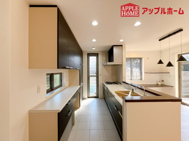 [中古住宅] さいたま市中央区大戸3丁目のキッチン|見栄えもよくお手入れもスムーズに出来ます。豊富な収納力もございますので、キッチンスペースをスッキリとお使い頂けそうです。