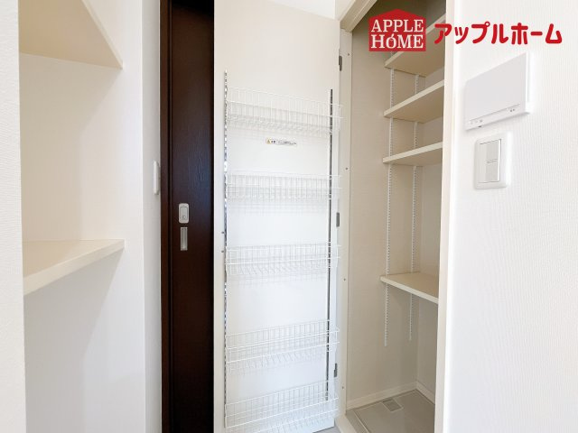[中古住宅] さいたま市中央区大戸3丁目の収納|キッチンの収納も充実☆生活の質が向上すること間違いなしの充実設備です。