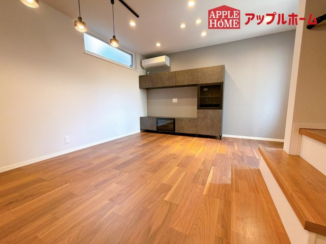 [中古住宅] さいたま市中央区下落合の居間・リビング|大空間リビングは毎日家族が笑顔で生活する空間であるリビング。広さと明るさには拘ってほしい空間です。お子様の成長に合わせて家具の配置なども広いからこそ可能です。
