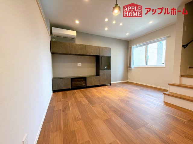 [中古住宅] さいたま市中央区下落合の居間・リビング|窓から差し込む光で家族を温かく包み込みます。明るいリビングで子育てする喜びを☆いつでも見学可能です！