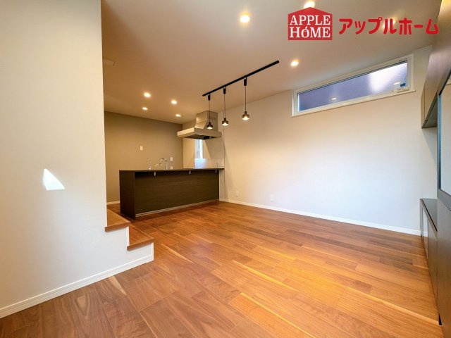 [中古住宅] さいたま市中央区下落合の居間・リビング|広々リビング×対面キッチンで家族の会話も弾みます♪家族団らんの秘訣は間取りにあり☆夢のマイホームを一緒に叶えましょう！