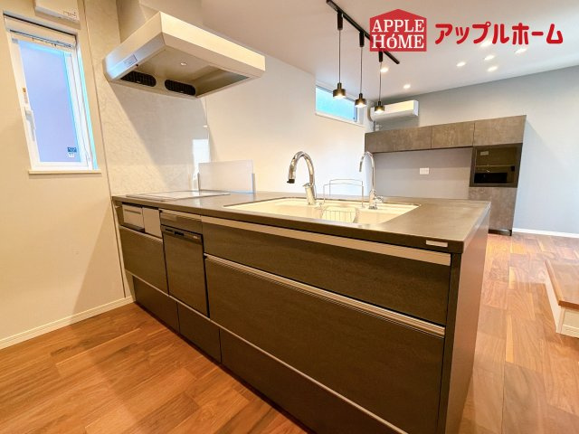 [中古住宅] さいたま市中央区下落合のキッチン|対面式キッチンは、家族のコミュニケーションを育み、子育て家族にも好適なプラン！リビングで寛ぐご家族をいつも感じられます♪会話を楽しみながら家事ができ、小さいお子様がいても安心です！