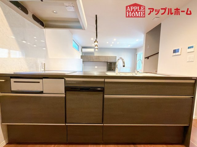 [中古住宅] さいたま市中央区下落合のキッチン|見栄えもよくお手入れもスムーズに出来ます。豊富な収納力もございますので、キッチンスペースをスッキリとお使い頂けそうです。