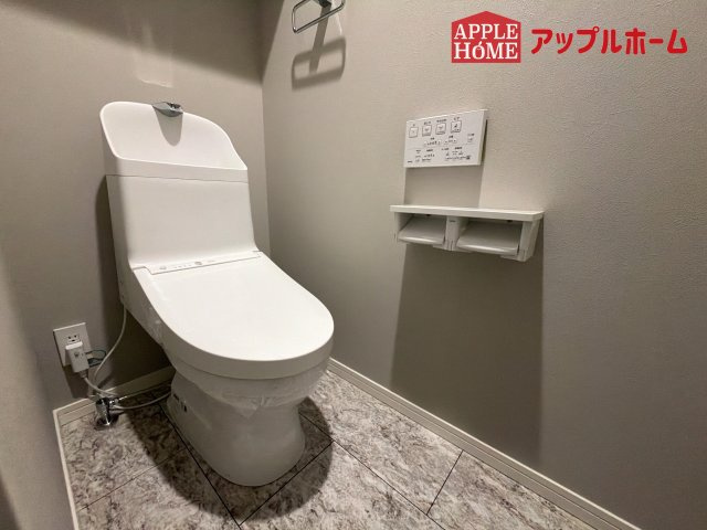 [中古住宅] さいたま市中央区下落合のトイレ|白を基調とした清潔感のある明るい空間。温水洗浄便座付きで、毎日快適・清潔に使用できます。操作しやすい壁面リモコンを採用しています。