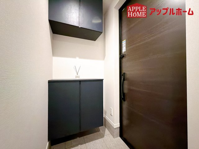 [中古住宅] さいたま市中央区下落合の玄関|住まう人も来客も入った時にワクワクさせてくれるオシャレな玄関♪収納もたっぷりあるので、靴がたくさんあっても安心！