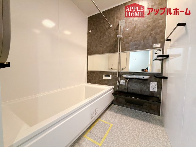 [中古住宅] さいたま市中央区下落合の浴室|日常の疲れを癒やすここちのよいユニットバス。お手入れが簡単になる工夫が凝らされているため、手間をかけずに清潔さを保てます。