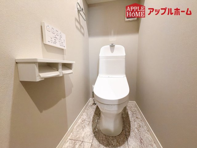 [中古住宅] さいたま市中央区下落合のトイレ|白を基調とした清潔感のある明るい空間。温水洗浄便座付きで、毎日快適・清潔に使用できます。操作しやすい壁面リモコンを採用しています。