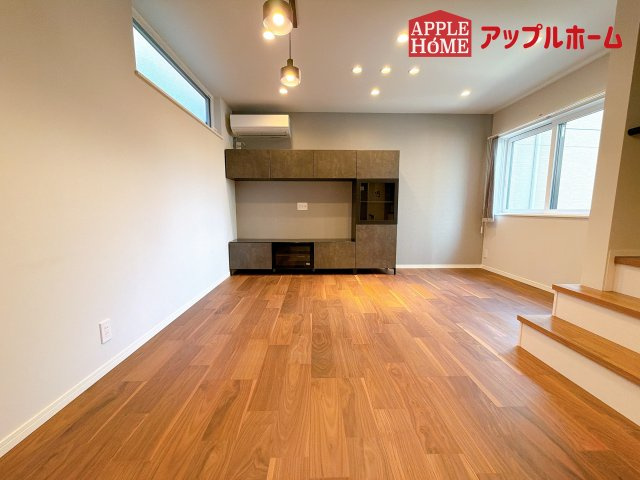 [中古住宅] さいたま市中央区下落合の居間・リビング|明るい日差しがさすリビングは、家族の憩い空間。お庭を眺めながら、毎日話が弾みそうですね♪