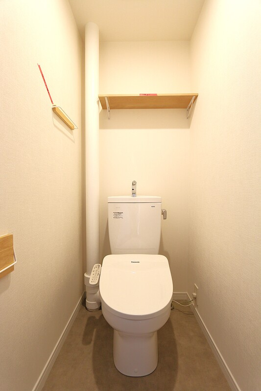 ヴィバーチェ大橋南のトイレ|【フルリノベーション】トイレ（温水洗浄便座・手洗い付き）、とても綺麗で清潔感があります♪