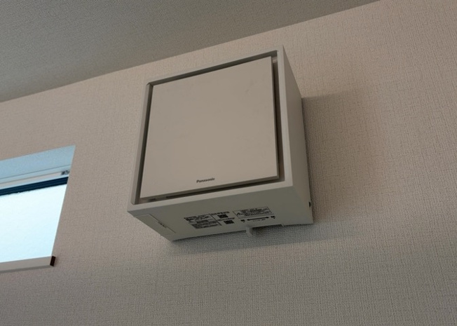 【冷暖房・空調設備】 | 1日中建物内の換気が行われるように設計された仕組みです。気密性の高い住宅は、家に籠った空気でシックハウス症候群になる可能性がありますが、24時間換気システムであれば計画的な換気で対策が可能です。
