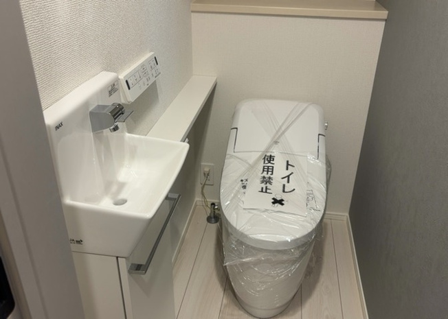 【トイレ】 | トイレは大きさや形、機能、抗菌性などが異なる多種多彩なタイプが各メーカーから出ています。それぞれに良さがあるため、事前にどういったタイプのトイレがいいのかをご家庭内で決めて、内見に行くといいでしょう。