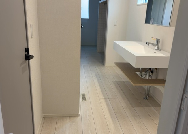【脱衣所】 | 多くの戸建て住宅で見かける洗面脱衣所は、洗面台と洗濯機が2畳ほどのスペースに並べられていて、洗面所が脱衣所を兼ね備えている間取りが一般的です。お客様が利用することもある、パブリックな空間でもあります。
